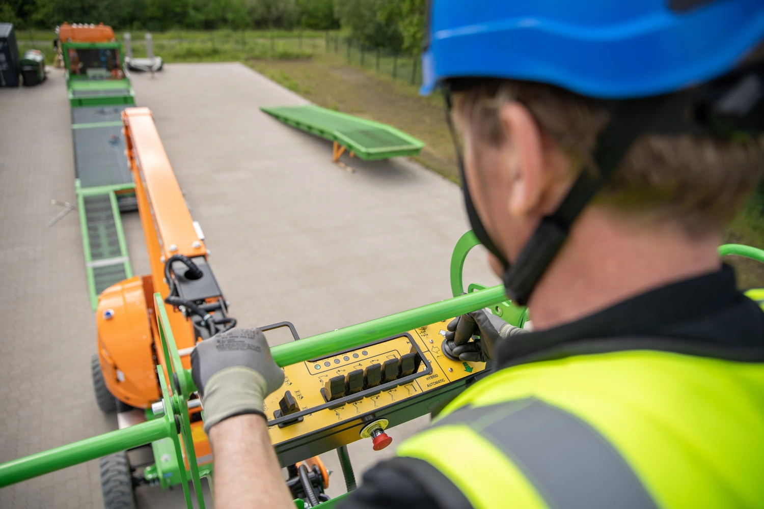 Sicheres Bedienen von Arbeitsbühnen dank unser Fachwissen